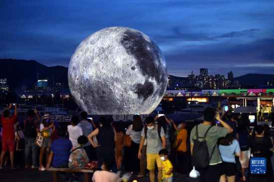 超巨型发光“月亮”现身香港观塘海滨长廊