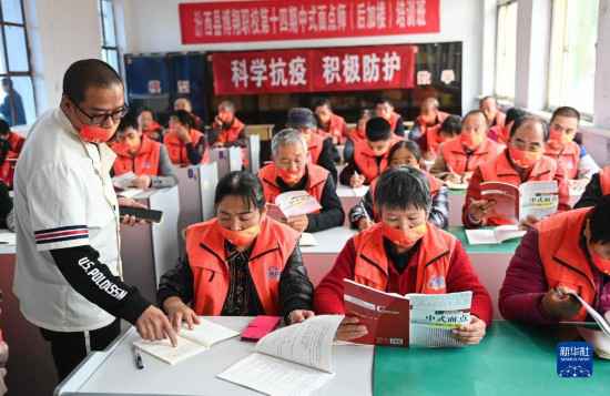特写:灾民安置点里的培训课