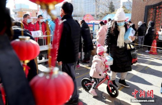 资料图:1月27日,北京丰台怡海花园居民在社区门口取快递。<a target='_blank' data-cke-saved-href='http://health.people.com.cn/' href='http://health.people.com.cn/'><ppictext