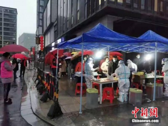 资料图:杭州民众有序接受核酸检测。 五常街道供图