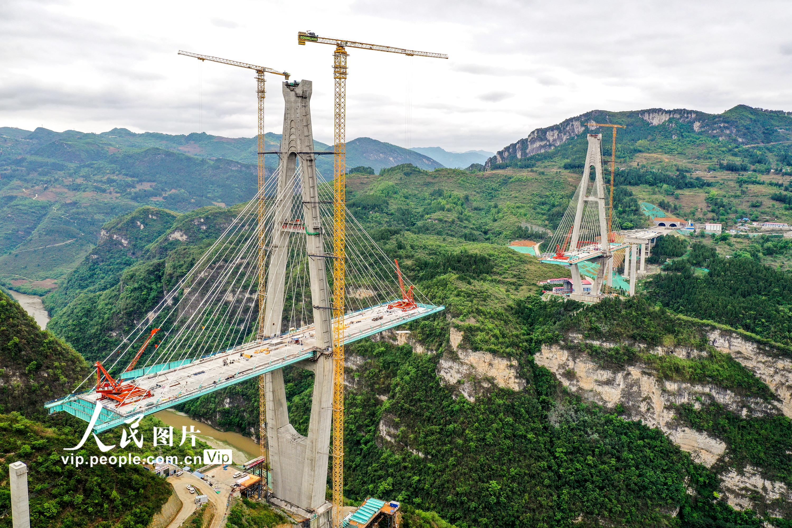 4月22日，由四川路桥承建的古（蔺）金（沙）高速赤水河大桥建设项目，工人们正在加紧施工作业。